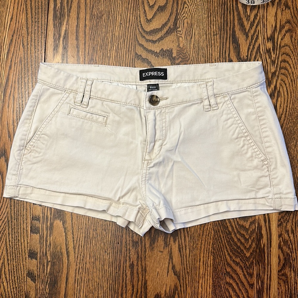 Express women’s low-rise shorts, bone color, size 4. GUC.